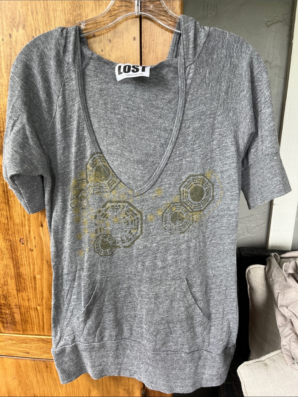 Lost TV ShowSuper Rare Gray Short-Sleeve V-Neck Hoodie with Gold Geometric Print
